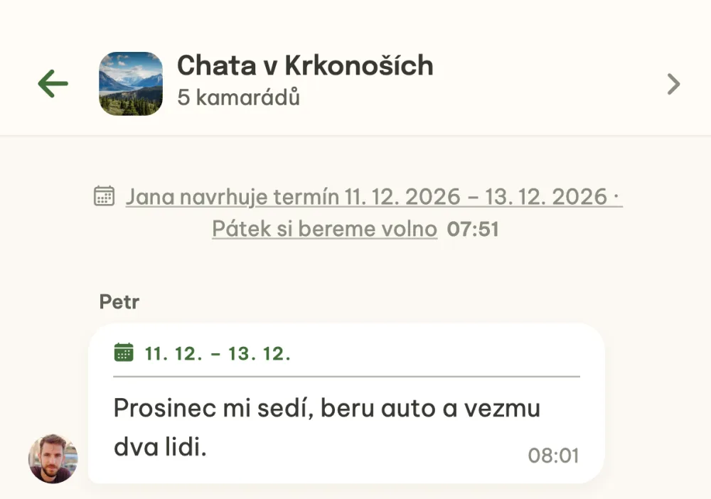 Chat akce s automatickou zprávou o návrhu termínu a zprávou s kartičkou termínu