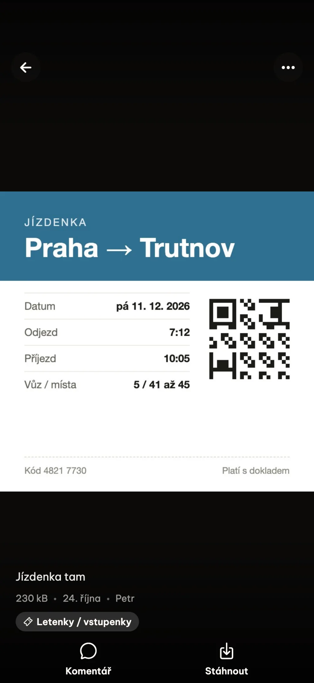 Jízdenka tam otevřená přes celou obrazovku se štítkem a tlačítky Komentář a Stáhnout