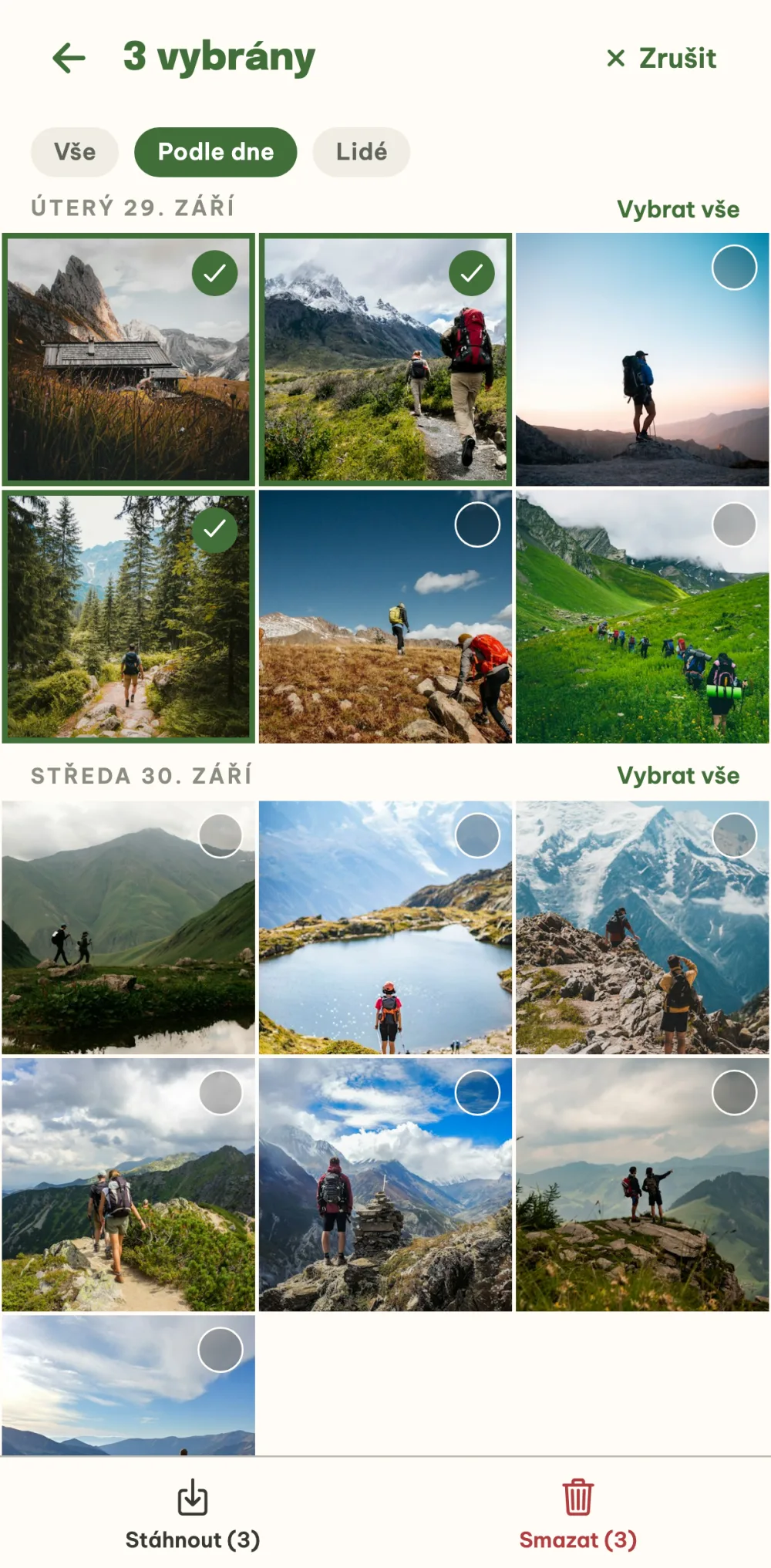 Výběr tří fotek v albu s tlačítky Stáhnout a Smazat
