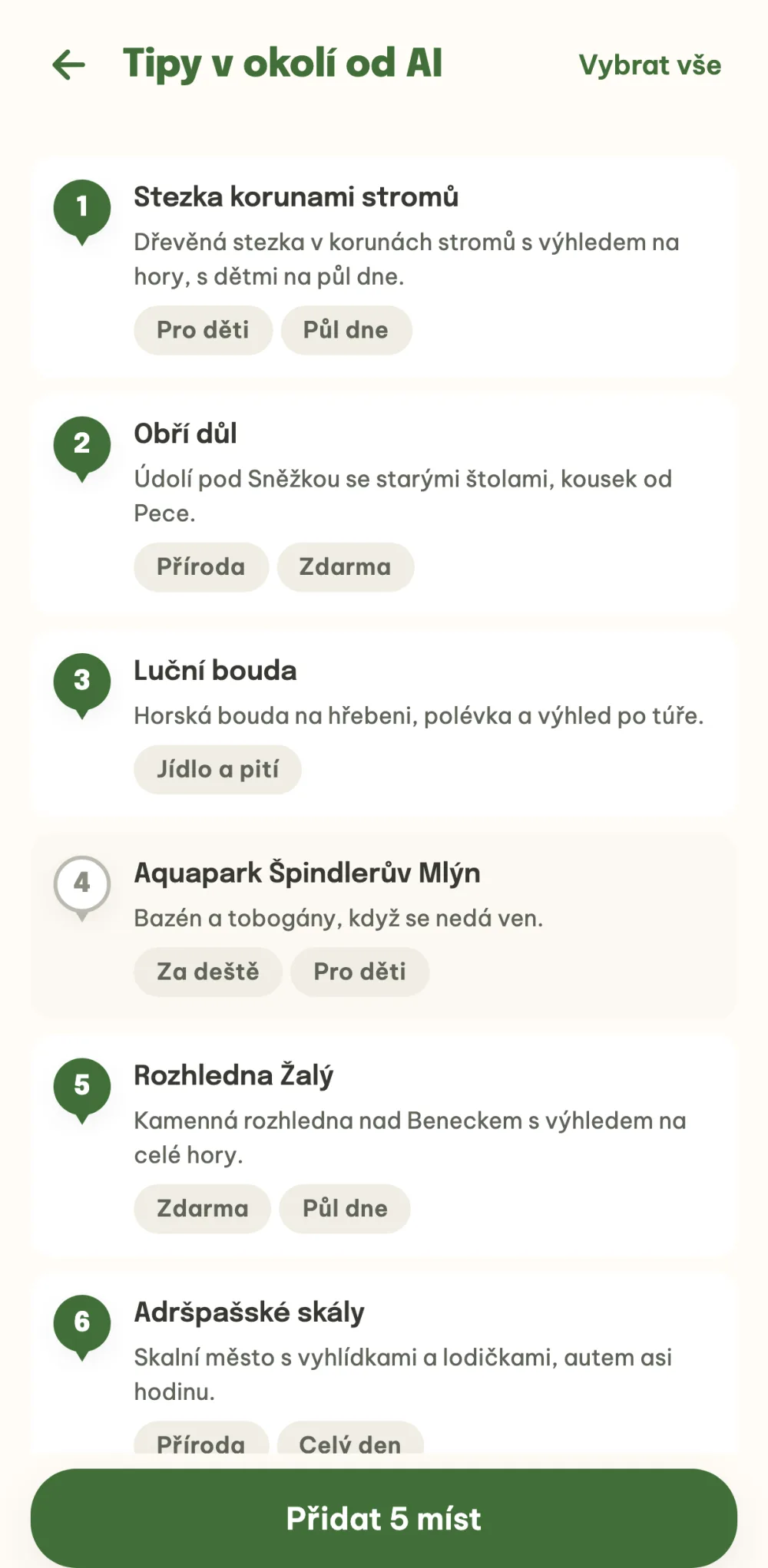 Návrhy AI se zdůvodněním a štítky, jeden návrh odznačený a tlačítko Přidat 5 míst