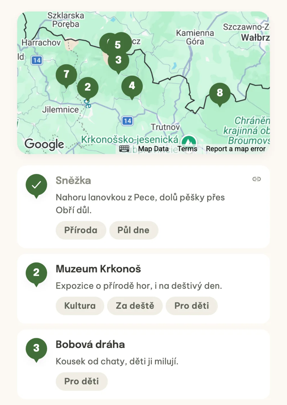 Mapa s číslovanými tipy a seznam se Sněžkou odškrtnutou jako navštívenou