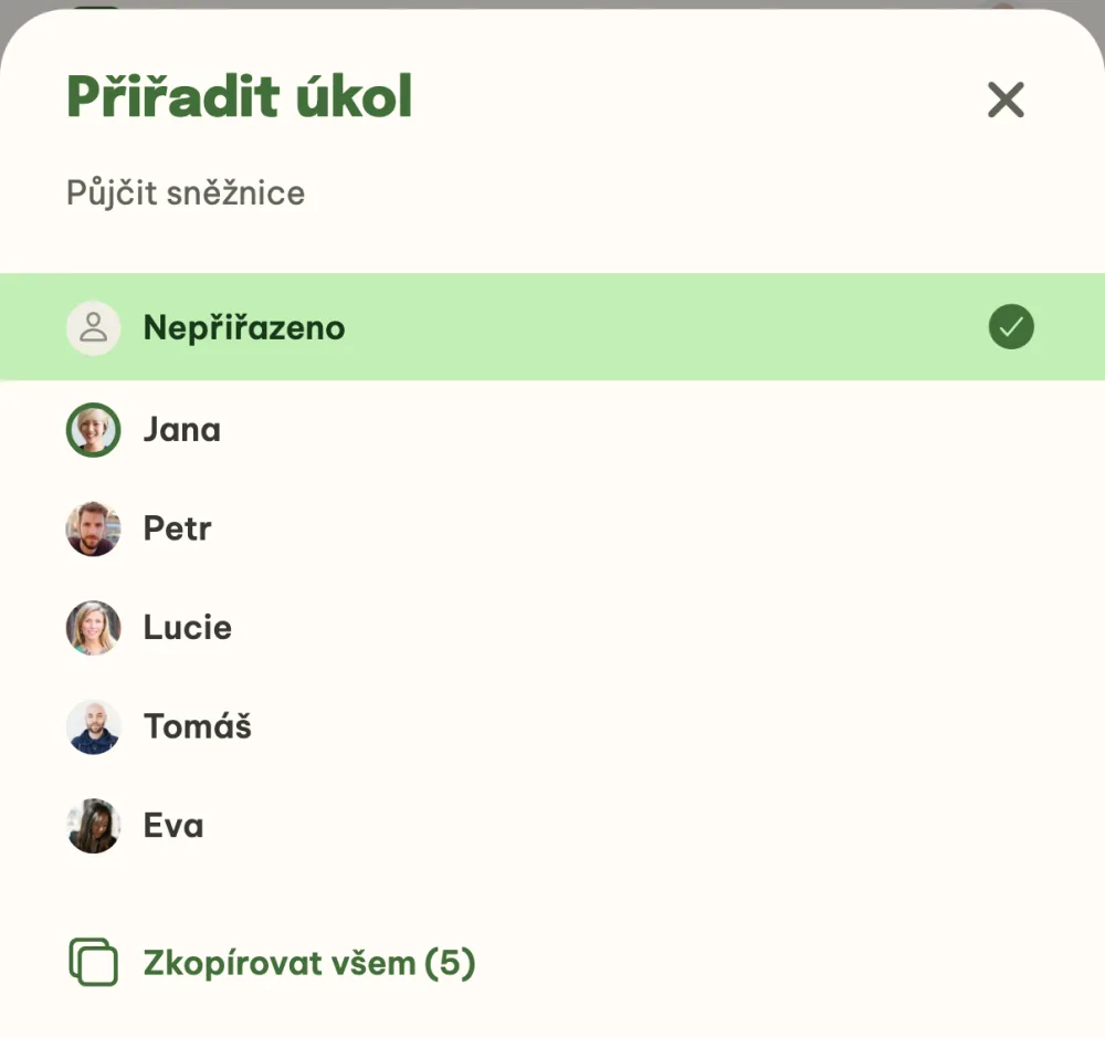 Okno Přiřadit úkol s účastníky akce a řádkem Zkopírovat všem