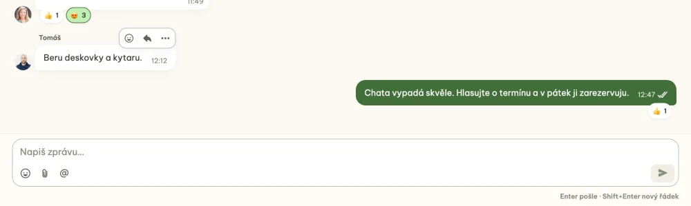 Chat s lištou nad zprávou a psacím polem s nápovědou Enter pošle